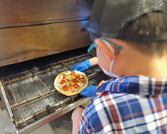 作ったピザをオーブンで焼きます