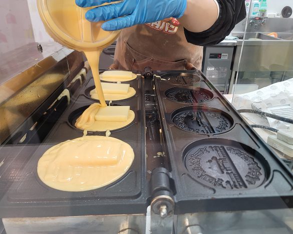 行列の韓国グルメ「10円パン」を実食。中からチーズがとろ〜り…食べて気がついたこと « 女子SPA！