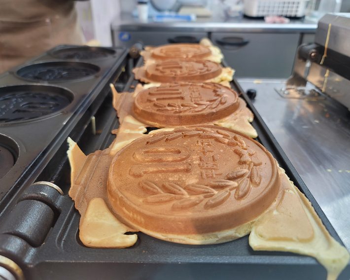 1度に4枚焼ける。この焼き色がほっこり嬉しい