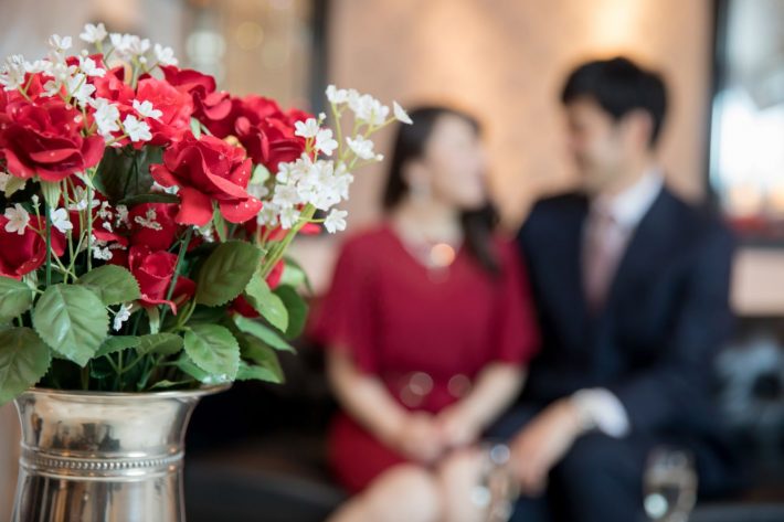 見つめ合う男女