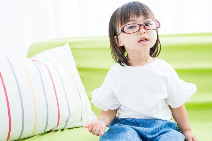 メガネ姿の幼児