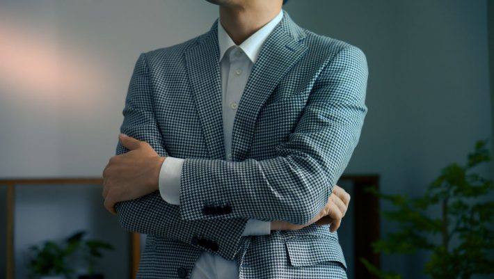 腕組みしている男性