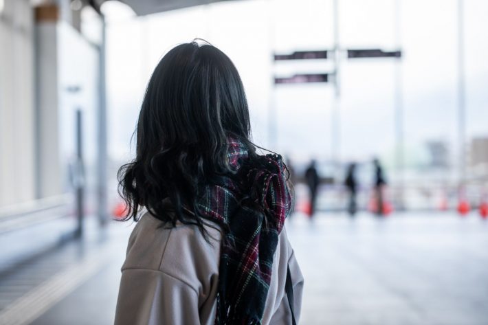 遠くを見つめる女性