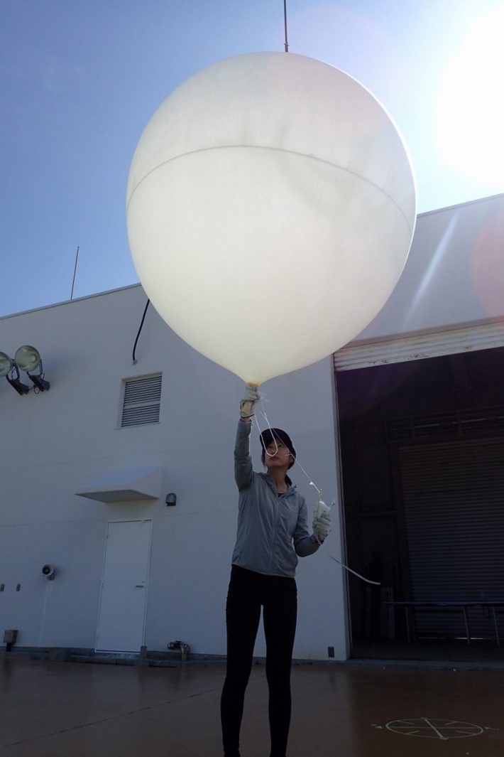 南鳥島でラジオゾンデによる高層気象観測の様子