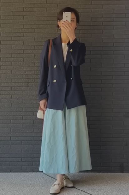 ブレザーとローファーの鉄板コーデ