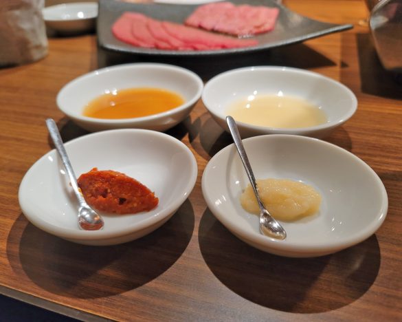 相談してみたところ、唐辛子ペーストとにんにくをサービスしてくれました