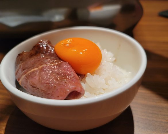 ミスジをさっと焼いて、タレをからませて、卵黄を乗せてごはんといただきました