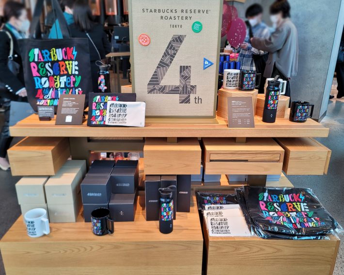 4周年記念グッズの全貌。一言でいえば、明るくてカッコいい！