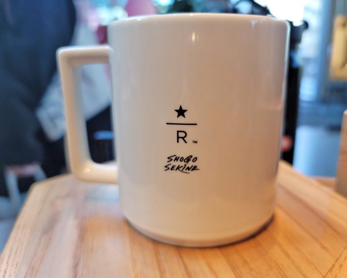 マグカップの後面。スターバックス リザーブ ロースタリー マグ　4周年355ml ベージュ　¥3,600