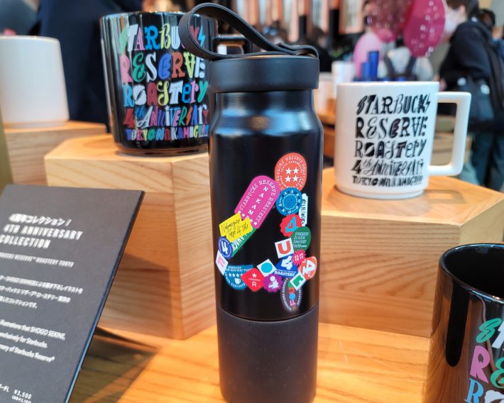 ボトル背面の4は、緻密なデザインがオシャレです