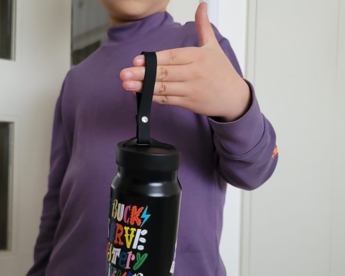 ストラップがフタについていることで、片手で気軽に持つことができます