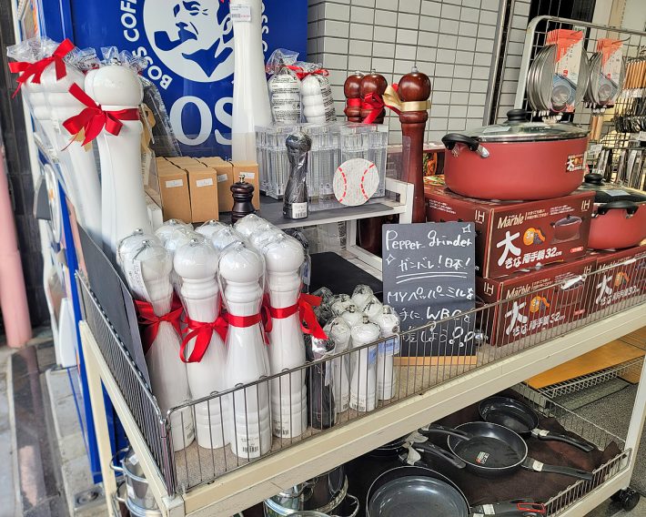 調理器具などの問屋街・合羽橋道具街（浅草）でもペッパーミルは売れていました。私が長年気に入っているお店「キッチンワールドTDI」の店頭