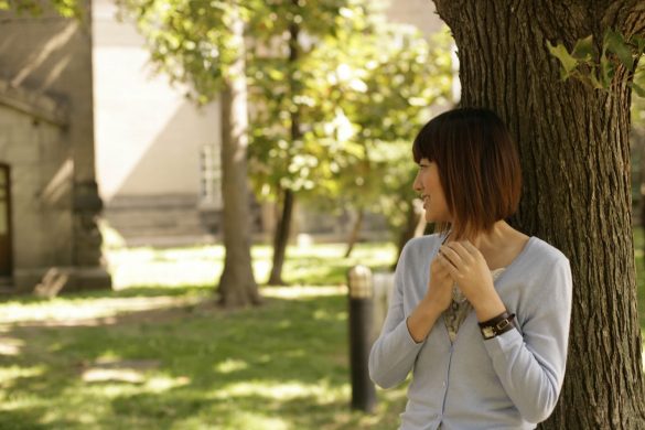 カーディガンを着た女性