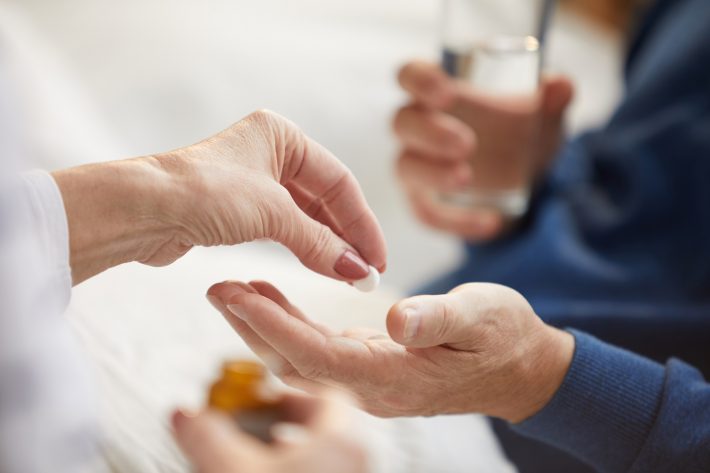 シニア男性　薬