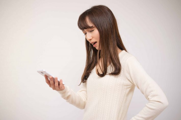 スマホ見ながらため息