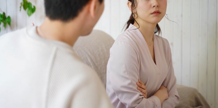 男性を見つめる女性