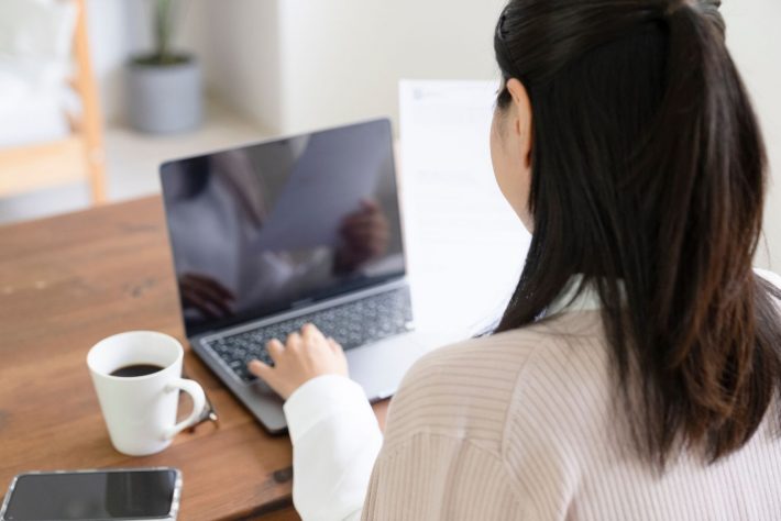 パソコンを触る女性