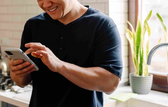 スマホを見る男性