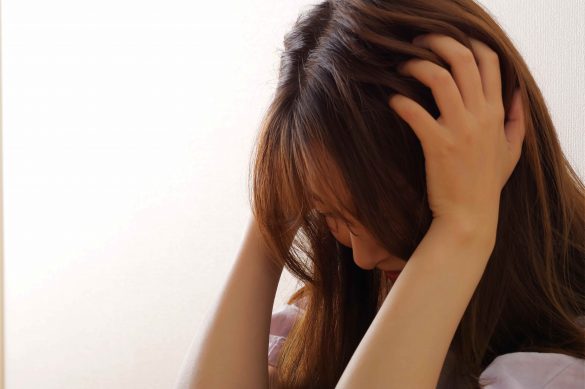 頭を抱える女性