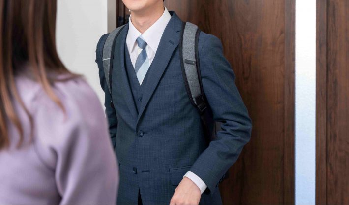 玄関にいる男性