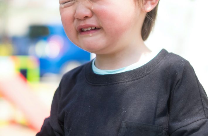 転んで泣いただけで「甘やかすから」