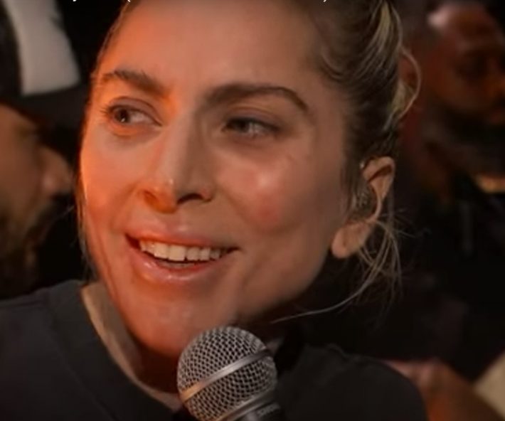 すっぴんで熱唱するレディー・ガガ