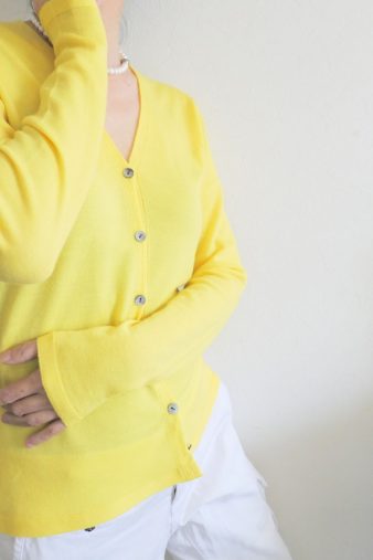 ウールカシミヤの黄色いカーディガン