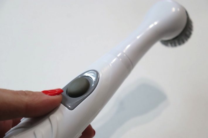 スイッチボタンを押している間はブラシが回転