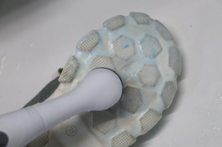 ゴシゴシこすらず、ブラシを当てるだけでOK