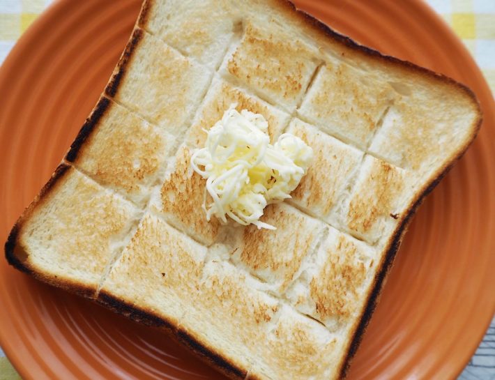 ナイフを逆さにして軽く振るとバターが落ちる
