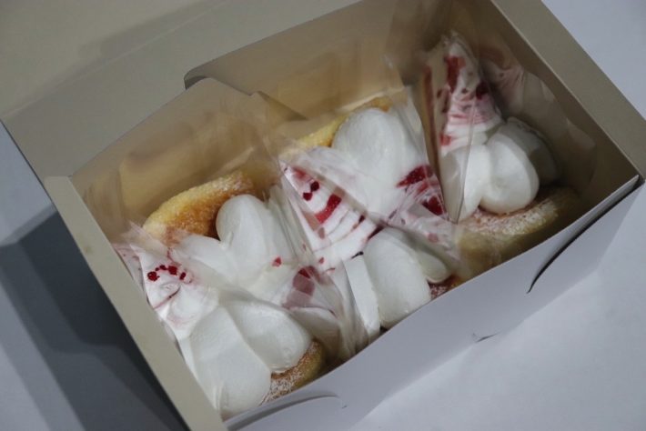 苺とベリーのクリームたっぷりケーキ