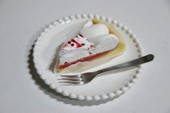 甘さ控えめのクリームと甘い苺ソースのバランスが◯