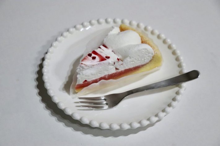 甘さ控えめのクリームと甘い苺ソースのバランスが◯