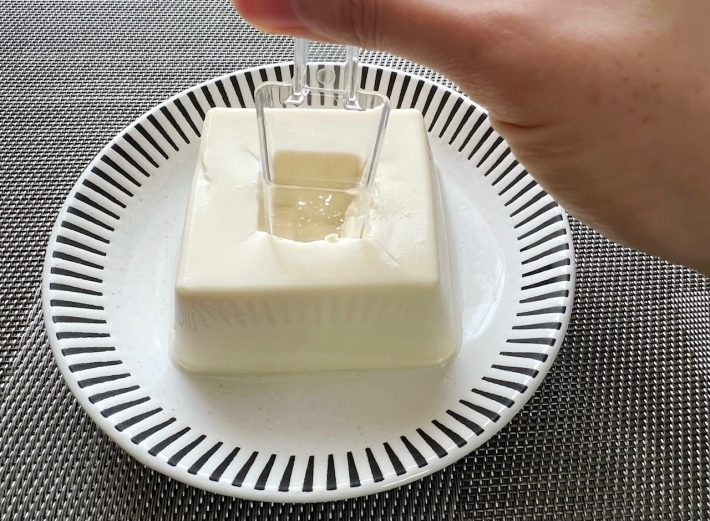 奥・手前方向も同様に凹みを整える