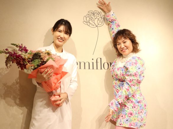 左から、友利新さん、フォーリンラブ・バービーさん