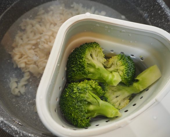 フジッリとブロッコリーを同時に茹でる