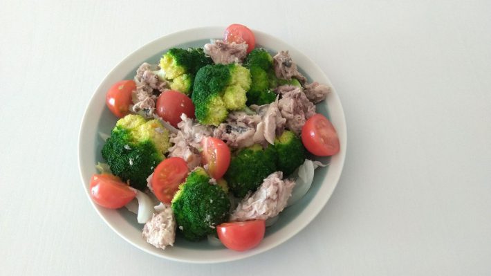 サバ缶とブロッコリーのサラダ