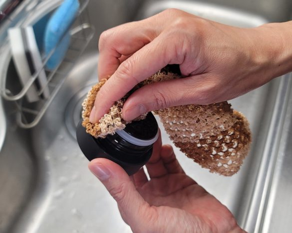 水筒のフタを洗う時、クロスタイプ（ネットタイプ）を使うと快適です。（写真）スコッチ・ブライト グリーナークリーン PLAメッシュネット