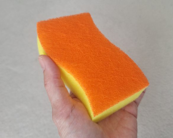 スポンジを1個だけに絞るなら、貼り合わせタイプのスポンジがオススメです。(写真)スコッチ・ブライト ハイブリッド貼り合わせスポンジ