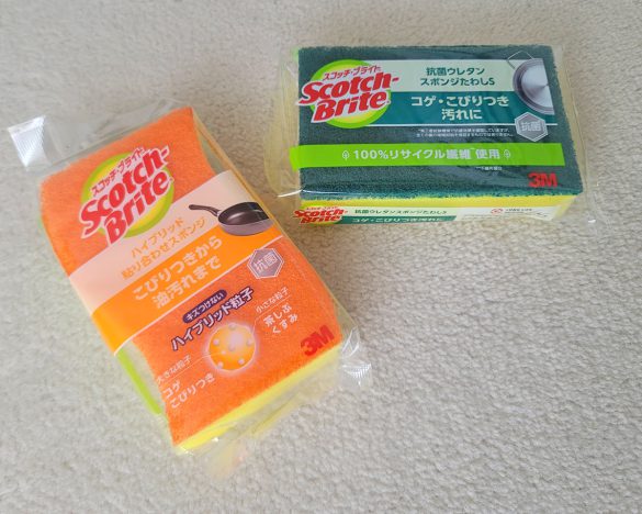 ちょっと良いスポンジを使うと、台所時間が快適に楽しくなるかもしれません。スコッチ・ブライト ブランドからは、キズをつけない“ハイブリッド粒子”を採用したスポンジ(写真手前)も登場しています