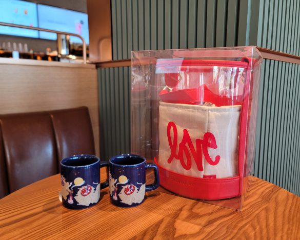 私が実際に購入した商品の一部。Curtis Kuligのグッズ類は人気で、いくつかの店舗を回ってようやくバッグを購入することができました