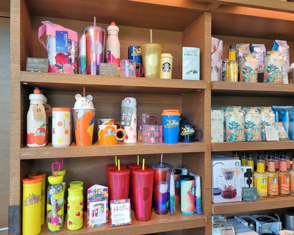 近所の店舗5店舗をチェックしましたが、1週間経たないうちに店頭でのグッズは完売していました。サマーシーズンの人気ぶりを実感しています。