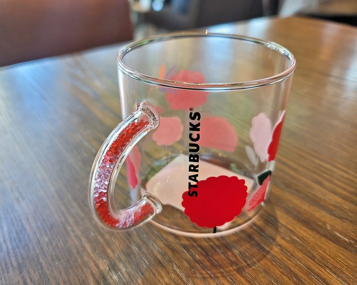 2色のビーズがぎっしり詰まっていて、使うたびにウキウキしてしまいます