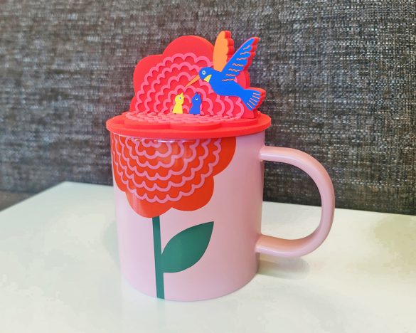 カーネーションとハチドリがフタになっています。この立体デザインは新鮮！