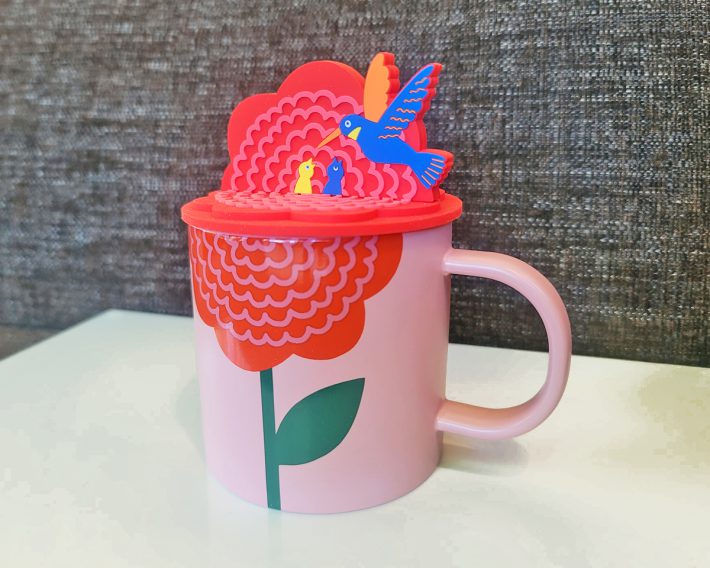 カーネーションとハチドリがフタになっています。この立体デザインは新鮮！