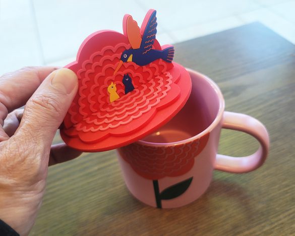 保温機能と母子関係がリンクするようなフタ部分のデザイン。心に残ります