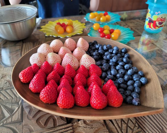 友達が遊びに来るので、果物や野菜を洗ってお皿に盛り付けました