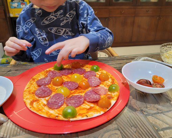 サラミが何枚並べられるか? トマトをきれいにトッピングすると何個になるか? を楽しんでいます。子どもの好きなようにやらせてあげることが、正解だと考えています