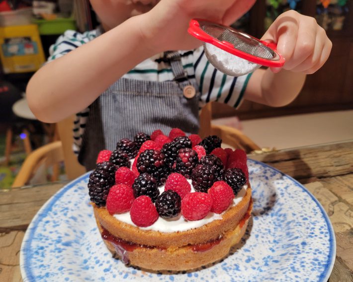 ベリーのケーキを作っています。ベリーをどのように敷き詰めて行けば多く乗せられるかを考えながら楽しんでいました