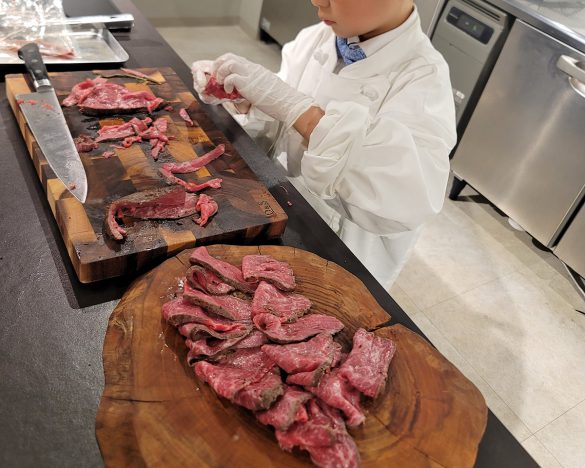 お店のスタッフさんに丁寧に指導いただきながら、断面の構造や面積の概念を学んでいました